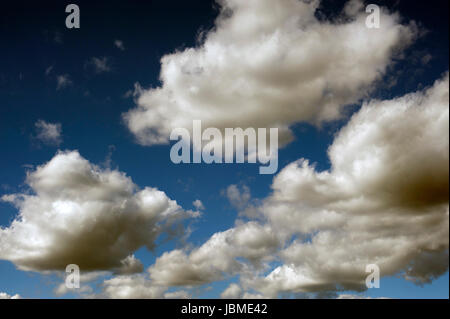 Cumulus fractus fair weather nuvole in una giornata di sole Foto Stock