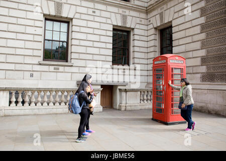 Governo edificio del tesoro su un angolo del grande George Street e Whitehall London Foto Stock