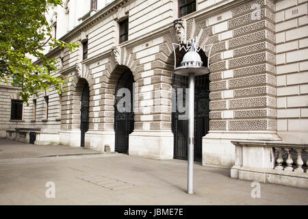 Governo edificio del tesoro su un angolo del grande George Street e Whitehall London Foto Stock