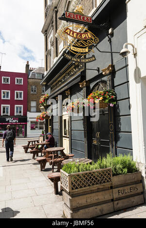 Il Jack Horner public house su Tottenham Court Road, Londra, Inghilterra, Regno Unito Foto Stock