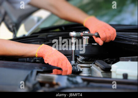 Le mani del meccanico di automobili in automatico il servizio di riparazione Foto Stock