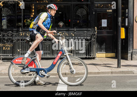 Un uomo a cavallo di un Boris Bike su una strada di Londra. Foto Stock