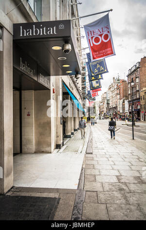 L'ingresso a Habitat e guarisce su Tottenham Court Road, Londra, Inghilterra, Regno Unito Foto Stock