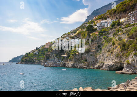 Vista di edifici sulla scogliera costa di Amalfi, Campania, Italia Foto Stock