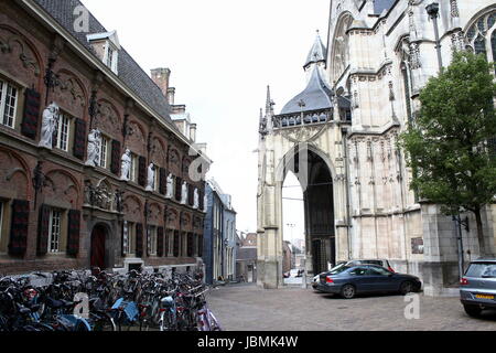 Stile tardo gotico Grote Kerk o Sint Stevenskerk (Chiesa di Santo Stefano) su Stevenskerkhof, Nijmegen, Paesi Bassi. A sinistra sul Collegio Latino - Latijnse scuola. Foto Stock