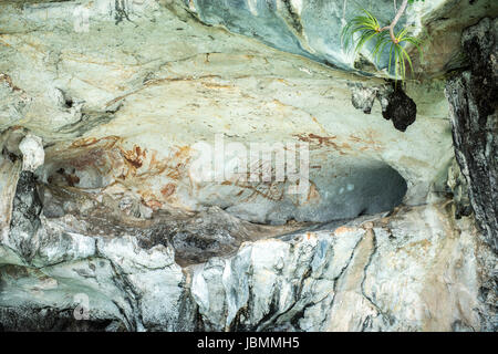 Antichi dipinti sul muro a Phang Nga Parco Nazionale della Thailandia Foto Stock