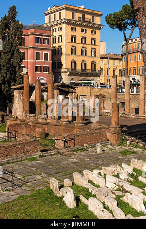 Largo di Torre Argentina è una piazza di Roma, Italia, che ospita quattro romana repubblicana, templi e resti di Pompeo Theatre. Esso si trova a t Foto Stock