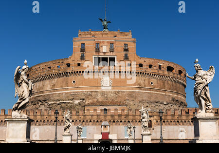 Castel Sant'Angelo e Ponte Sant Angelo oltre il fiume Tevere a metà giornata, nessun filtro applicato, Roma, Italia Foto Stock