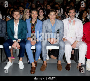 (Da sinistra a destra) Jim Chapman, Darren Kennedy, Toby Huntington-Whiteley, e Richard Biedul sulla bancata anteriore durante il Christopher Raeburn London Fashion Week Uomo giugno 2017 show tenutosi al BFC visualizza lo spazio, Londra. Foto Stock