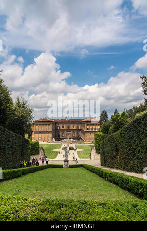 Vista in elevazione posteriore del Palazzo Pitti visto da vicino alla parte superiore del Giardino di Boboli. Foto Stock