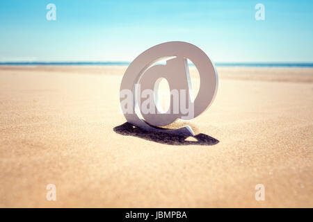 La posta elettronica al simbolo nella sabbia in spiaggia Foto Stock