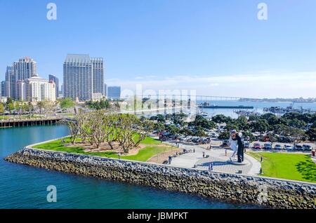 Vista la resa incondizionata statua in downtown San Diego marina nel sud della California negli Stati Uniti d'America. Alcune dell'architettura locale, edifici commerciali e il ponte di coronado nella città. Foto Stock