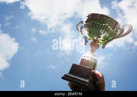 Celebrando con trophy award per il successo o il primo posto del campionato sportivo win Foto Stock