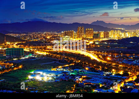 HongKong città asiatiche tramonto , Yuen Long district, autostrada e campo di risone in riso , le riprese di Kai Kung Leng Foto Stock