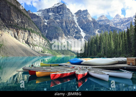 Canoe su un molo al Lago Moraine, il parco nazionale di Banff nelle Montagne Rocciose, Alberta, Canada Foto Stock