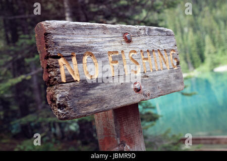 Nessuna pesca vietata segno di avvertimento dal lago Foto Stock