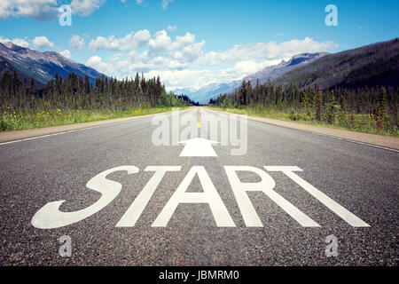 La linea di partenza sul concetto di autostrada per la pianificazione aziendale, la strategia e la sfida o il percorso di carriera, le opportunità e le possibilità di cambiare Foto Stock