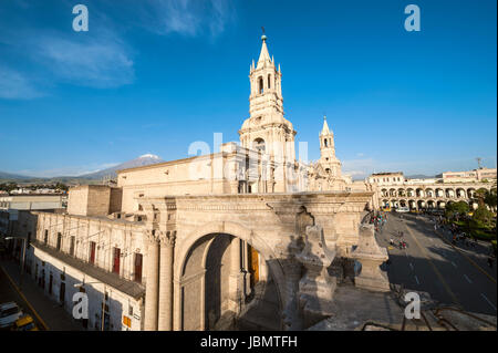 Vulcano El Misti si affaccia sulla città Arequipa in Perù meridionale. Arequipa è la seconda città più popolosa del paese. Arequipa si trova nelle montagne delle Ande Foto Stock