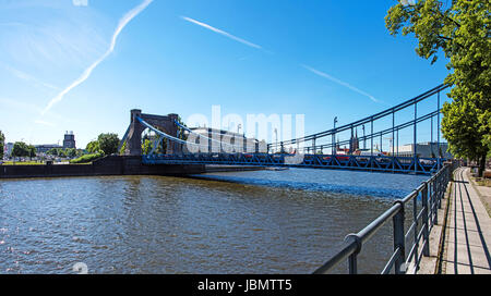 Wroclaw più famosi edifici - Grunwaldzki ponte sul fiume Odra e Urzad wojewodski in background Foto Stock