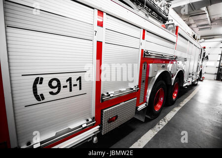 Red Firetruck Dettagli del lato e dell'911 segno telefono Foto Stock