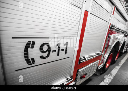 Red Firetruck Dettagli del lato e dell'911 segno telefono Foto Stock