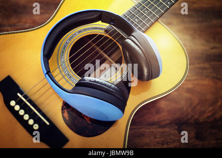 Chitarra e concetto di cuffie per ascoltare la musica o la registrazione di apparecchiature da studio Foto Stock