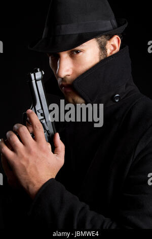 Detective uomo con pistola Foto Stock