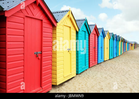 Baite sulla spiaggia o colorate cabine da bagno sulla spiaggia Foto Stock