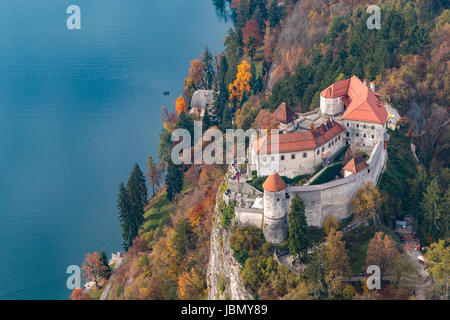 Castello di Bled che si affaccia sul lago visto da una vista a volo d'uccello Foto Stock