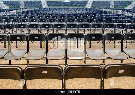 Sedi vuote in molte righe in un concerto arena Foto Stock