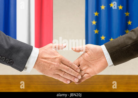 Vertreter Frankreichs und der EU reichen sich die mano Foto Stock