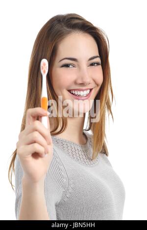 Ritratto di donna con un bianco perfetto sorriso tenendo uno spazzolino da denti isolati su sfondo bianco Foto Stock