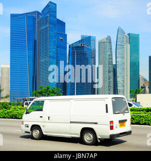 Minibus bianco sulla strada di Singapore. Moto Blured Foto Stock