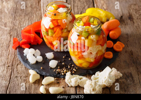 Giardiniera italiano insalata di verdure sottaceto close-up in vasetti di vetro orizzontale. Foto Stock