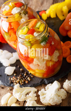 Giardiniera - vrelish di verdure sottaceto in aceto closeup sul piano verticale. Foto Stock