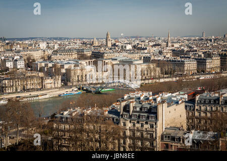 Skyline von Paris mit Stadtbild an der Saine mit blauem Himmel im Sommer Foto Stock