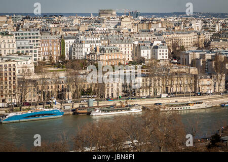 Skyline von Paris mit Stadtbild an der Saine mit blauem Himmel im Sommer Foto Stock