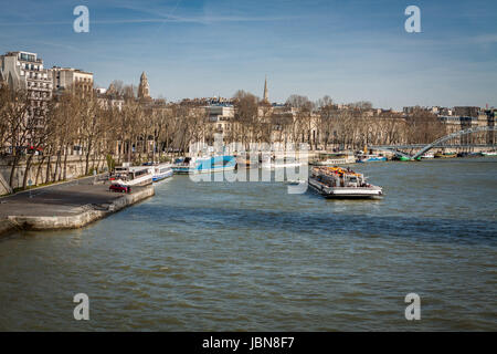 Skyline von Paris mit Stadtbild an der Saine mit blauem Himmel im Sommer Foto Stock