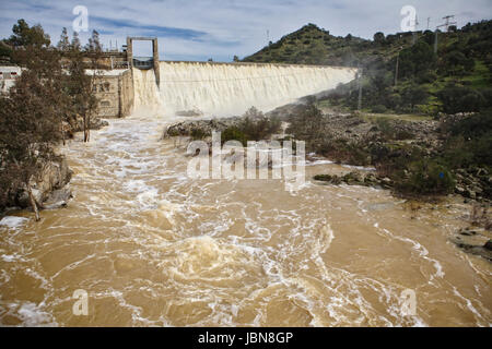 Vista panoramica della diga e la centrale idroelettrica di serbatoio Encinarejo, vicino a Andujar, Sierra Morena, provincia di Jaén, Andalusia, Spagna Foto Stock
