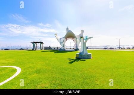 Il Portale del Pacifico, aka Shelter Island Gazebo, al punto Loma, a San Diego, la California del Sud, Stati Uniti d'America. Un Architettura arte arcuato struttura con piastrelle a mosaico e soffitto pathways. Foto Stock