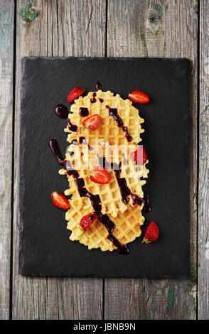 Ruddy croccante wafer su di una piastra di ardesia Foto Stock
