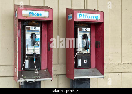 "Abbandonato a gettone telefono pubblico a pagamento con moneta slot di rilascio. Foto Stock