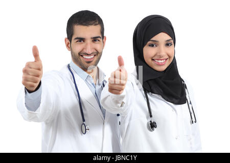 Arabia saudita Arab Emirates medici felice con thums fino isolato su uno sfondo bianco Foto Stock