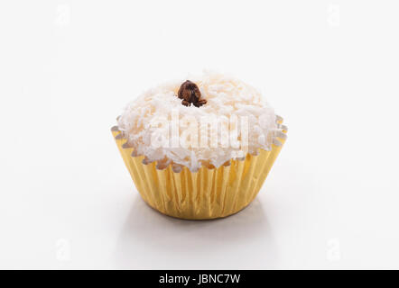 Beijinho è brasiliana dolce fatto con latte condensato e cocco Foto Stock
