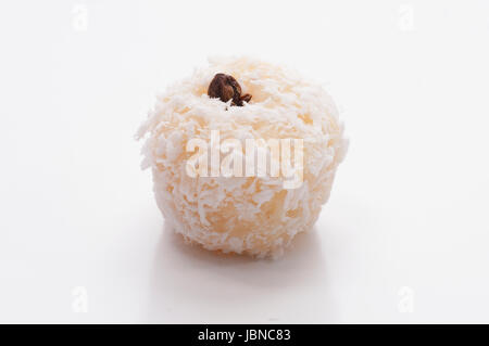 Beijinho è brasiliana dolce fatto con latte condensato e cocco Foto Stock