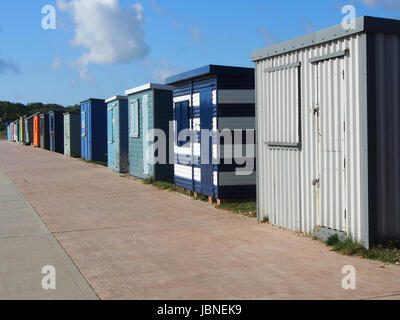 Spiaggia di capanne lungo il ponte e la passeggiata lungomare a St Helens beach sull'Isola di Wight in Inghilterra Foto Stock