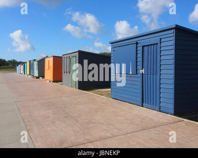 Spiaggia di capanne lungo il ponte e la passeggiata lungomare a St Helens beach sull'Isola di Wight in Inghilterra Foto Stock