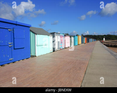 Spiaggia di capanne lungo il ponte e la passeggiata lungomare a St Helens beach sull'Isola di Wight in Inghilterra Foto Stock