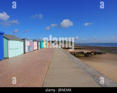 Spiaggia di capanne lungo il ponte e la passeggiata lungomare a St Helens beach sull'Isola di Wight in Inghilterra Foto Stock