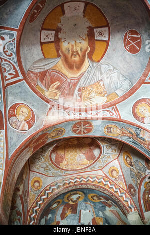 Colorato di affreschi a soffitto, religiosi di dipinti murali in interni dei primi cristiani troglodite chiesa rupestre, Goreme, Cappadocia, Turchia Foto Stock